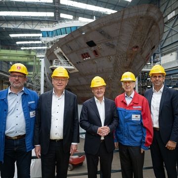 en mit Bundeskanzler Olaf Scholz bei der Meyer Werft in Papenburg (August 2024)