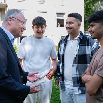 MP Weil im Gespräch mit Jugendlichen zum "Brother-Projekt" in HannMünden (August 2024)