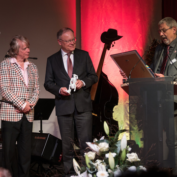 MP Stephan Weil überreicht den Münchhausenpreis an Helge Schneider (November 2024)