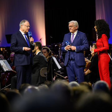 Stephan Weil und Bundespräsident Frank-Walter Steinmeier beim Benefizkonzert zugunsten von Projekten zur Prävention von Einsamkeit im Alter (November 2024)