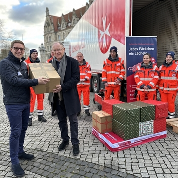 Ministerpräsident Weil unterstützt die Johanniter-Weihnachtstrucker (Dezember 2024)