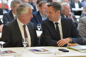 Der Geschäftsführer des Niedersächsischen Landkreistages, Prof. Dr. Hubert Meyer, unterhält sich sitzend an einem Tisch mit Ministerpräsident Olaf Lies.