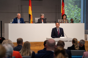 Ministerpräsident Olaf Lies steht am Rednerpunkt des Niedersächsischen Landtags und spricht zu den Abgeordneten.