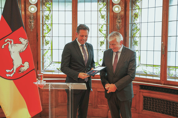 Ministerpräsident Olaf Lies überreicht dem ehemaligen Hauptgeschäftsführer des Niedersächsischen Landkreistages Hubert Meyer den den Niedersächsischen Verdienstorden.