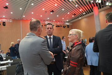 Ministerpräsident Lies im Gespräch beim Sicherheitspolitischen Dialog mit der Vorsitzenden des Deutschen Zentrums für Luft- und Raumfahrt, Anke Kaysser-Pyzallo und Generalleutnant Gunter Schneider.