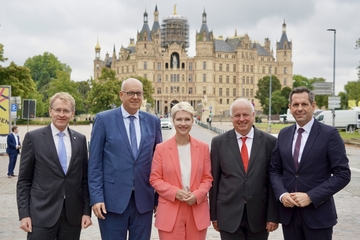 Die Ministerpräsidenten Günther, Schwesig, Lies stehen mit dem Bremer Bürgermeister Bovenschulte und dem Chef der Senatskanzlei Hamburg Pörksen vor dem Schweriner Schloss.