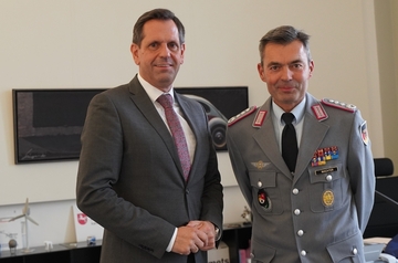 Ministerpräsident Lies steht in seinem Büro neben Oberst Frank Wachter, dem neuen Chef vom Landeskommando Niedersachsen.