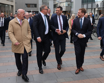 Ministerpräsident Lies geht mit weiteren Ministerpräsidenten durch die Innenstadt von Mainz