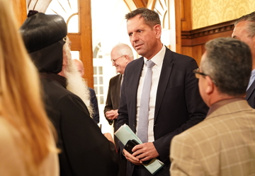 Ministerpräsident Lies spricht mit Gästen beim Jüdischen Neujahrsfest im Gästehaus der Niedersächsischen Landesregierung