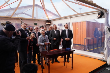 Ministerpräsident Lies schaut mit Verantwortlichen der Meyer Werft bei der Schiffstaufe eines Containerschiffs zu