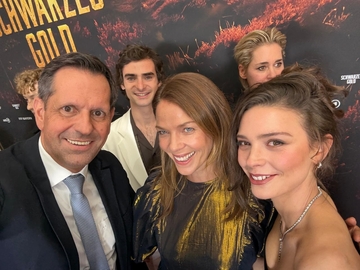 Ministerpräsident Lies macht ein Selfie mit den Stars der Serie ,,Schwarzes Gold", Harriet Herbig-Matten, Jessica Schwarz und Aaron Hilmer