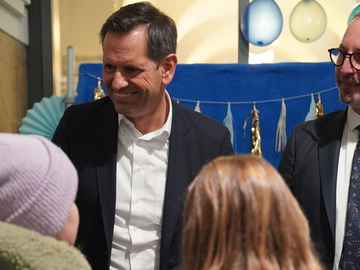 Ministerpräsident Lies spricht mit Schülerinnen der Wilhelm-Raabe-Schule