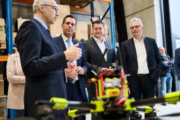 Ministerpräsident Lies lässt sich eine Drohne vom DLR erklären