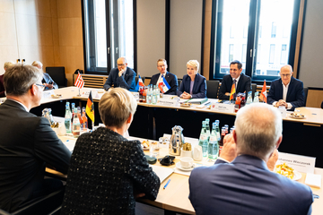 Die Ministerpräsidentinnen und Ministerpräsidenten der Norddeutschen Länder sitzen gemeinsam mit dem Bundesverkehrsminister Schnieder in einer U-Form gegenüber.