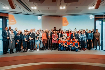 Gruppenbild des Ministerpräsidenten Lies und aller Gewinner des Ehrenamtspreises für Bürgerengagement