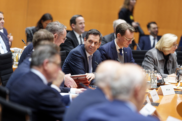 Ministerpräsident Olaf Lies sitzt mit anderen Ministerpräsidentinnen und Ministerpräsidenten an einem runden Tisch