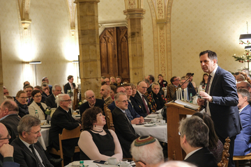 Ministerpräsident Olaf Lies steht an einem Rednerpult und spricht zu den Gästen den Epiphanias-Empfangs