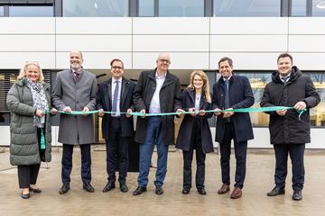 Sieben Menschen, unter anderem Ministerpräsident Olaf Lies, halten ein türkises Band in der Hand um es sympolisch für die Eröffnung zu zerschneiden