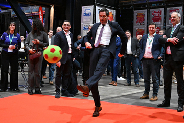 Ministerpräsident Lies schießt einen grün-roten Ball