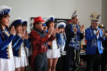 Ministerpräsident Olaf Lies steht in einer Reihe mit Mitgliedern der Lindener Narren, er trägt einen Karnevalshut. Alle haben sich verkleidet oder tragen ihre Tanz-Kostüme