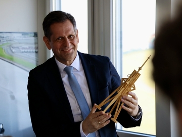 Ministerpräsident Olaf Lies häöt ein hölzernes Konstrukt in der Hand