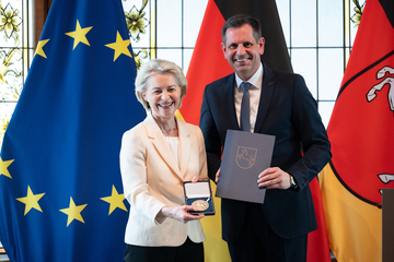Ministerpräsident Olaf Lies übergibt die Landesmedaille an Ursula von der Leyen