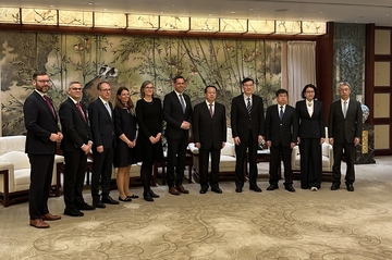 Ministerpräsident Lies steht mit Vertreterinnen und Vertretern der Delegationsreise und mit chinesischen Vertreterinnen und Vertretern in einer Reihe