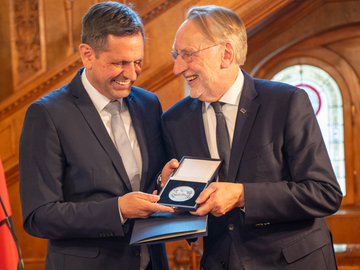 Ministerpräsident Olaf Lies übergibt die Landesmedaille an Bernd Lange
