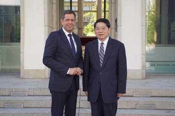 Ministerpräsident Olaf Lies und Botschafter Hongbo Deng stehen vor der Staatskanzlei