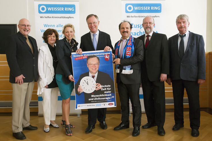 Ministerpräsident Stephan Weil nahm das Plakat mit seinem Motiv beim Besuch der Ausstellung "Tage der Zivilcourage" im Landgericht Hannover von den Vertretern der Goslarer Zivilcouragekampagne entgegen.