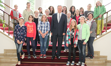Gruppenbild auf der Treppe im Foyer der Staatskanzlei
