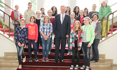 Gruppenbild auf der Treppe im Foyer der Staatskanzlei