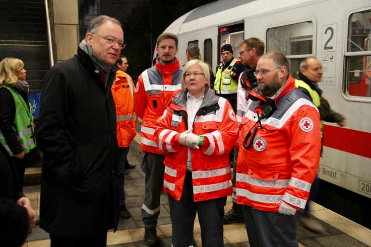 Ministerpräsident Stephan Weil am Messebahnhof Laatzen