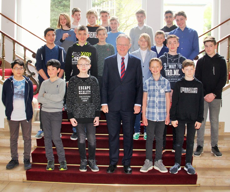 Zukunftstag 2018 in der Staatskanzlei: Erinnerungsfoto mit Ministerpräsident Stephan Weil.