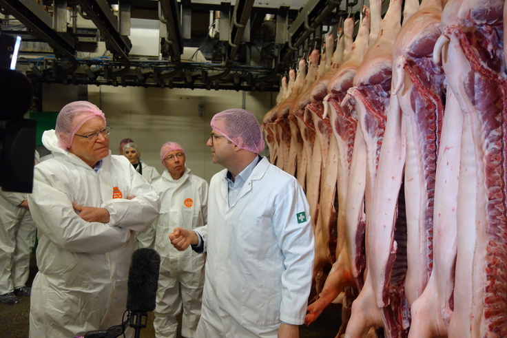 Ministerpräsident Stephan Weil während der Schlachthofbesichtigung im Gespräch mit Dr. Gerald Otto von Goldschmaus.