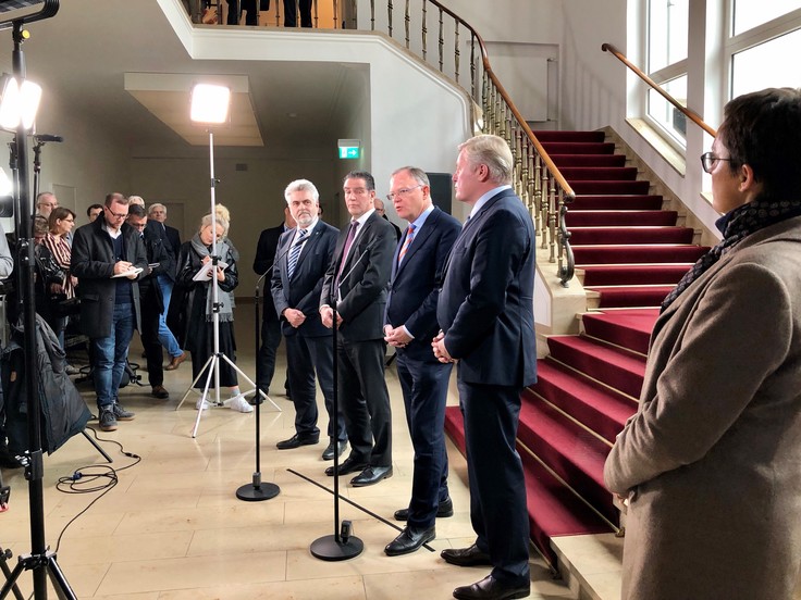 Pressekonferenz mit Ministerpräsident Stephan Weil, Wirtschaftsminister Dr. Bernd Althusmann, dem Wirtschaftsminister von Sachsen-Anhalt, Prof. Dr. Armin Willingmann, und Enercon-Geschäftsführer Hans-Dieter Kettwig im Foyer der Staatskanzlei.