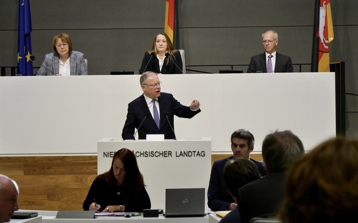 Ministerpräsident Stephan Weil steht am Rednerpult im Niedersächsischen Landtag.