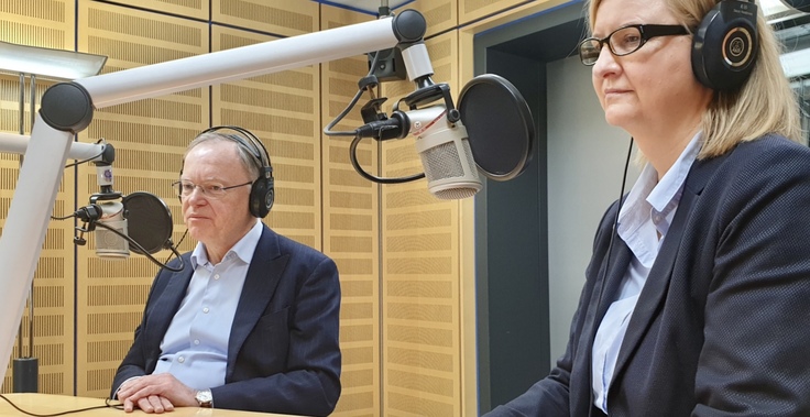Ministerpräsident Stephan Weil und Claudia Schröder, stellvertretende Leiterin des Krisenstabs der Landesregierung, im Studio von NDR1 Niedersachsen.