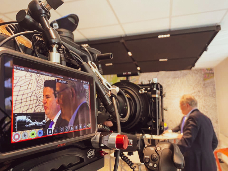 Durch den Monitor einer Fernsehkamera sind Ministerpräsident Stephan Weil und Bundesarbeitsminister Hubertus Heil während ihrer Pressekonferenz in der Regionaldirektion Niedersachsen-Bremen der Bundesagentur zu sehen.