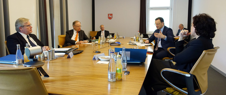 Bundesgesundheitsminister Jens Spahn spricht mit Ministerpräsident Stephan Weil, Wirtschaftsminister Dr. Bernd Althusmann, dem Chef der Staatskanzlei Dr. Jörg Mielke und Sozialministerin Carola Reimann an einem großen Sitzungstisch.