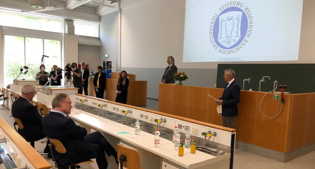 Ministerpräsident Stephan Weil sitzt in einem Hörsaal der Tierärztlichen Hochschule Hannover.