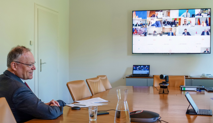 Ministerpräsident Stephan Weil in der Videokonferenz von Bund und Ländern.