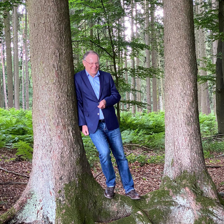 Ministerpräsident Stephan Weil besichtigt das Waldgebiet Süßing während seiner Sommerreise im Juli 2020