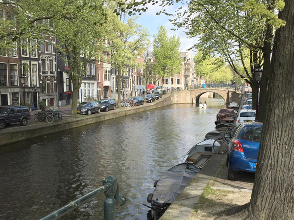 Gracht in Amsterdam (Niederlande)