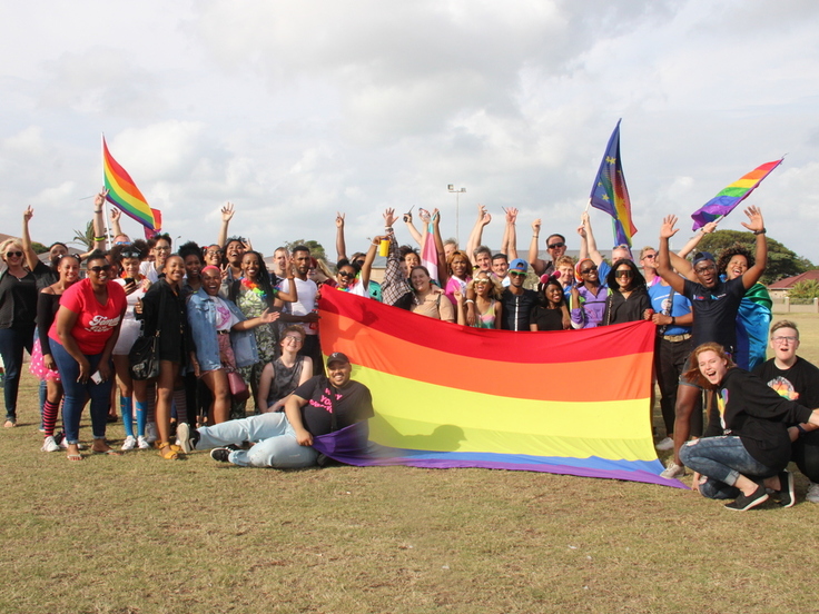 CSD Demo NMB Gruppe. Auf diesem Gruppenbild sind die Teilnehmenden der Demo nach Ankunft am Zielort