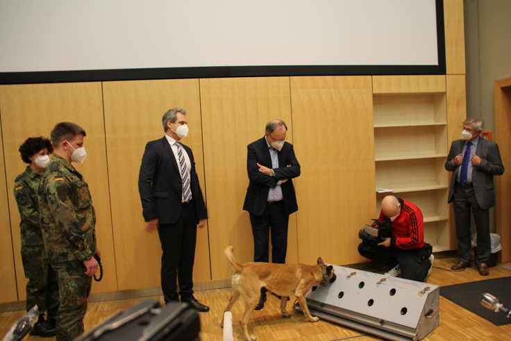 Ministerpräsident Stephan Weil hat sich am 3. Februar 2021 an der Stiftung Tierärztliche Hochschule Hannover über den Einsatz von Spürhunden in der Corona-Pandemie informiert.