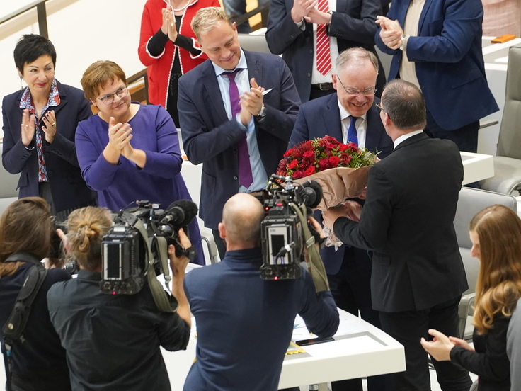 Überreichen von Blumen an Ministerpräsident Stephan Weil