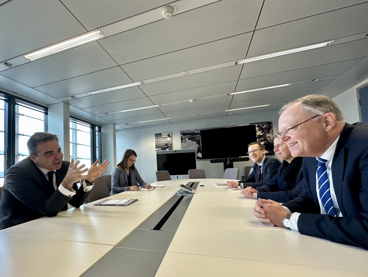 Ministerpräsident Stephan Weil im Gespräch mit Margaritis Schinas