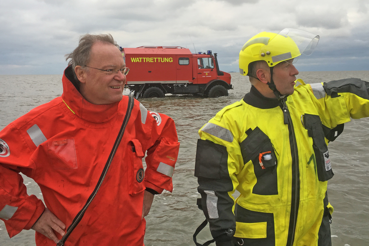 Arbeitseinsatz des Ministerpräsidenten Stephan Weil bei der Feuerwehr (Foto 1)