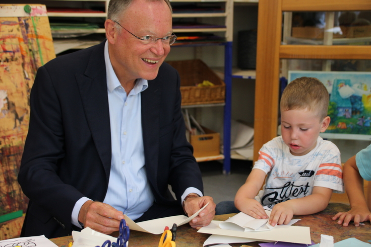 Arbeitseinsatz des Ministerpräsidenten Stephan Weil im Kindergarten (Foto 2)